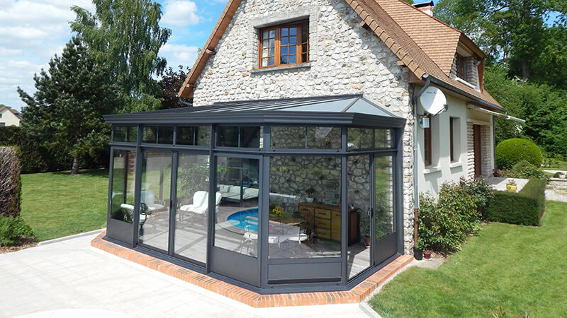 veranda alu avec soubassement