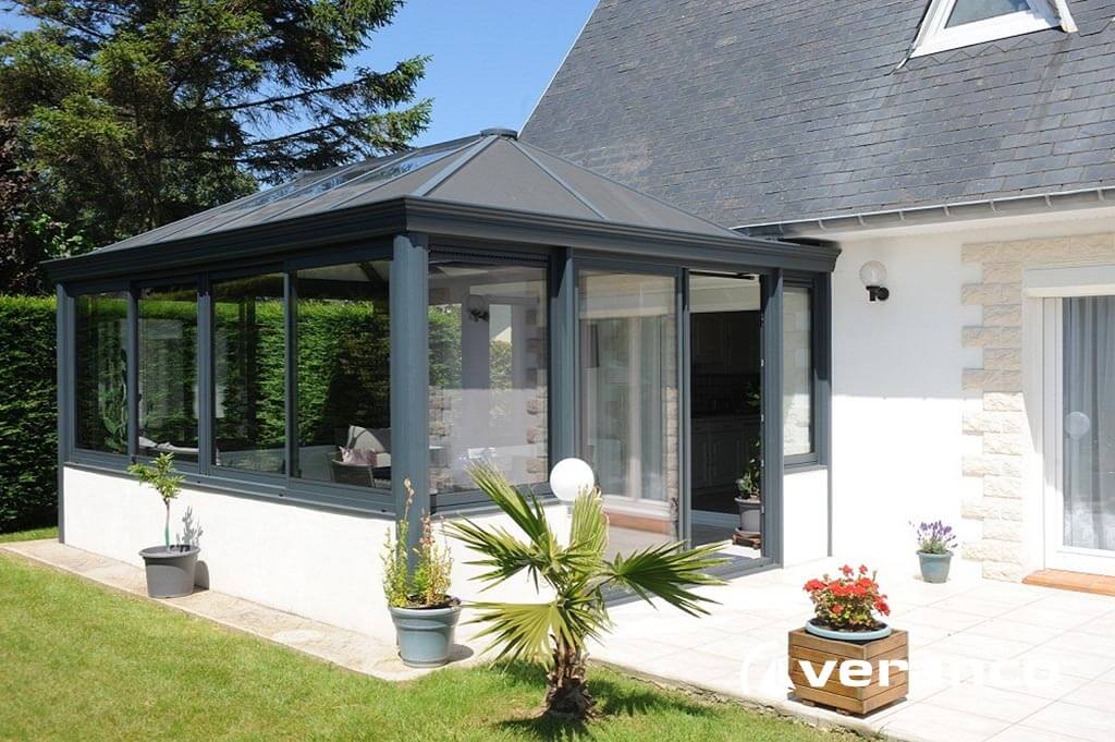 veranda avec muret en pierre
