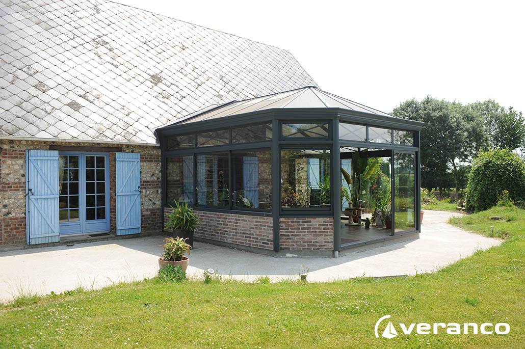 veranda alu avec soubassement
